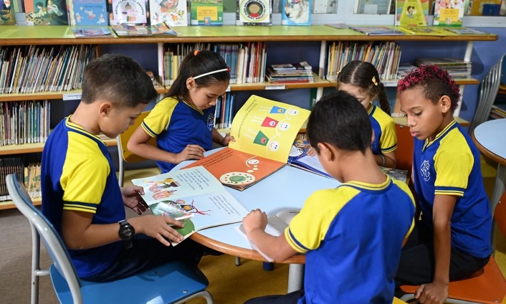 Alunos da Escola Santa Cruz aproveitando a leitura na Biblioteca Municipal Paulo Rodrigues dos Santos Ascom Semc/Divulgação