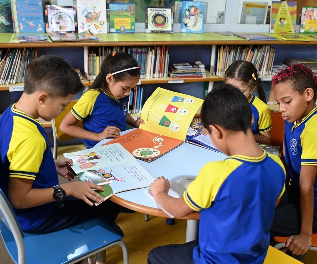 Alunos da Escola Santa Cruz aproveitando a leitura na Biblioteca Municipal Paulo Rodrigues dos Santos Ascom Semc/Divulgação