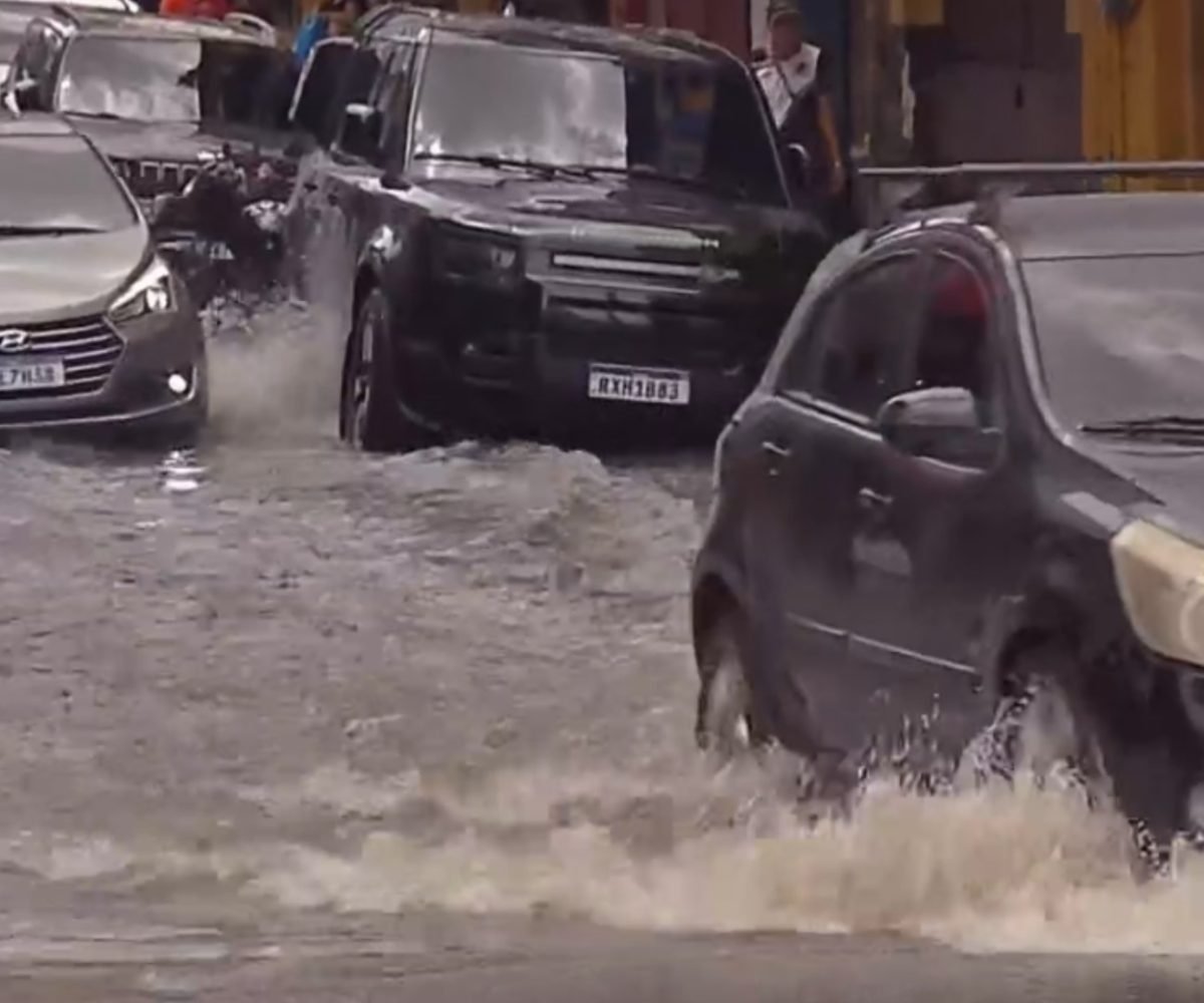 conta dos alagamentos, que impediram o tráfego na área. ✅ Siga o canal do g1 Par