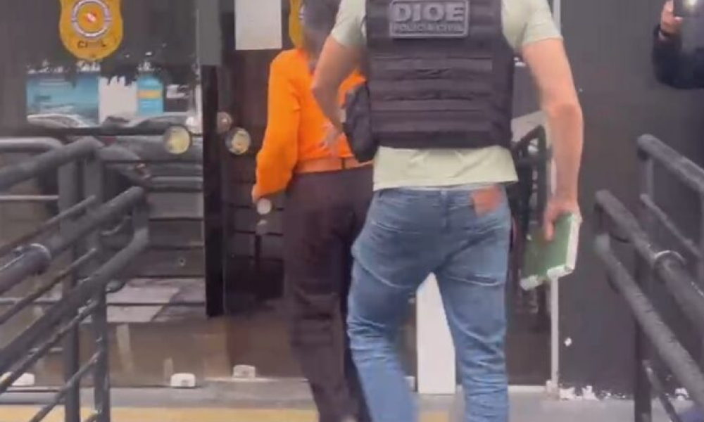 agentes enquanto almoçava em um restaurante de um shopping no bairro do Reduto