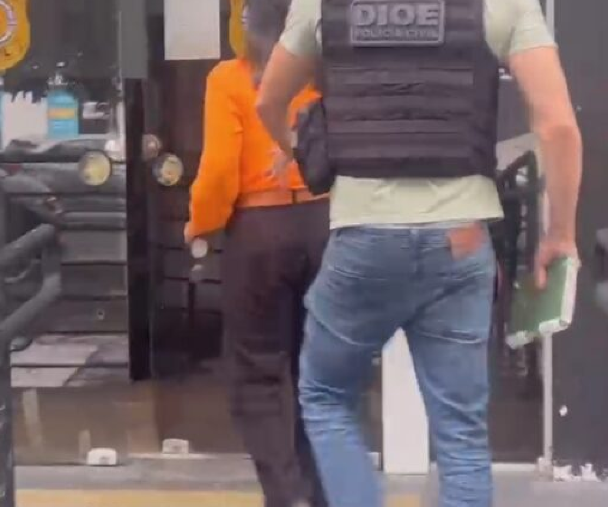 agentes enquanto almoçava em um restaurante de um shopping no bairro do Reduto