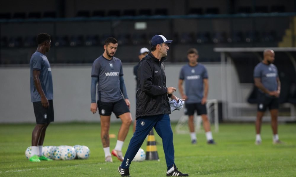 outro lado, o meia-atacante Diego Hernández desfalca a equipe, após permanecer e