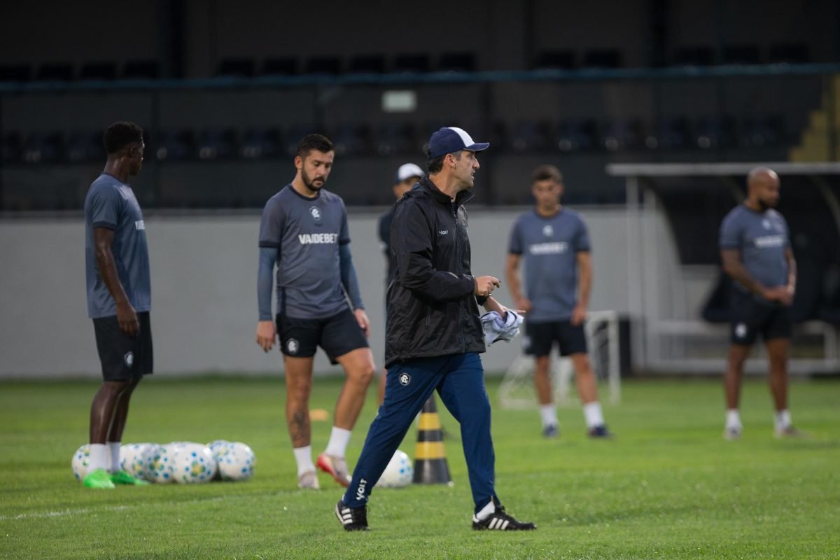 outro lado, o meia-atacante Diego Hernández desfalca a equipe, após permanecer e