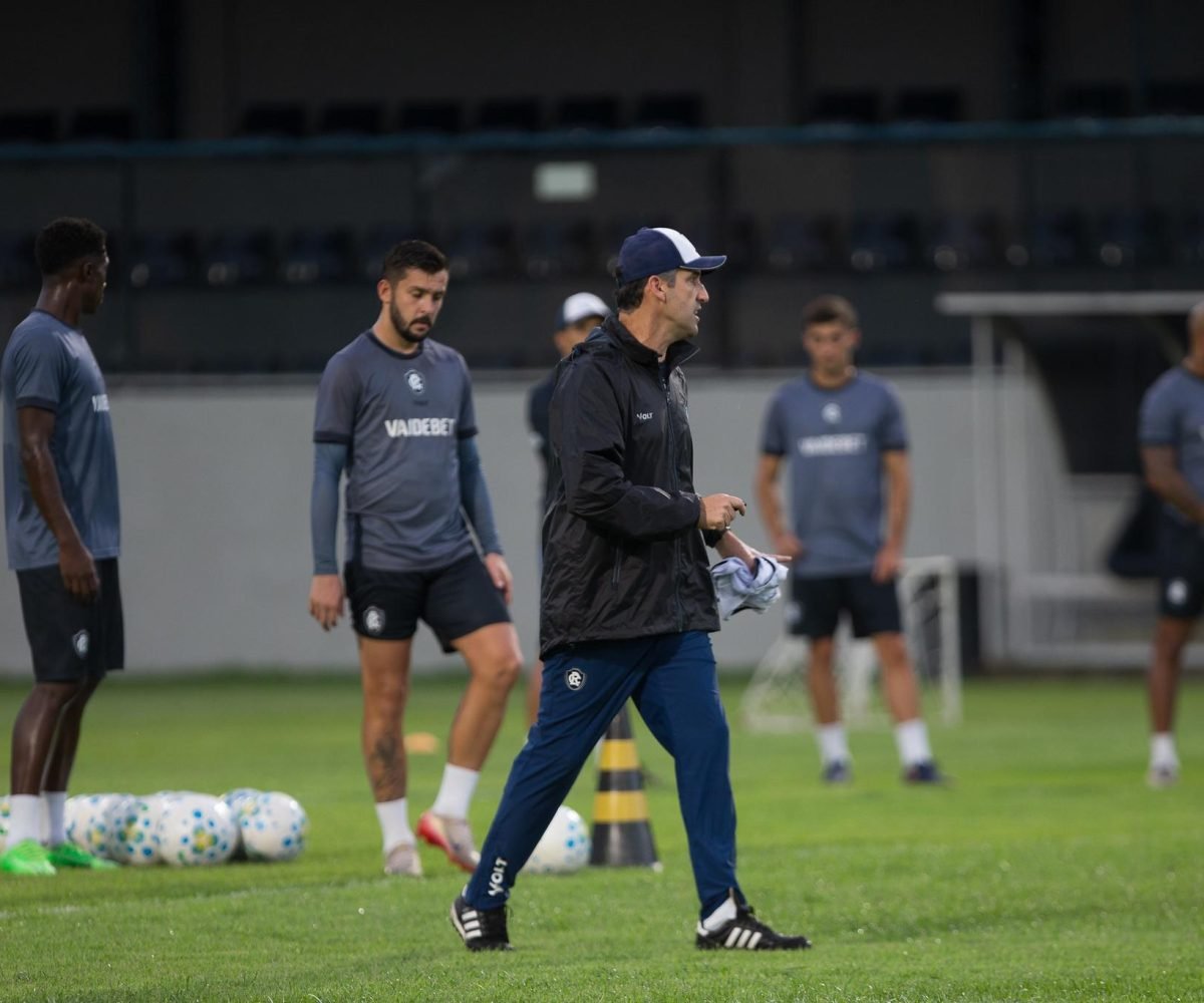 outro lado, o meia-atacante Diego Hernández desfalca a equipe, após permanecer e