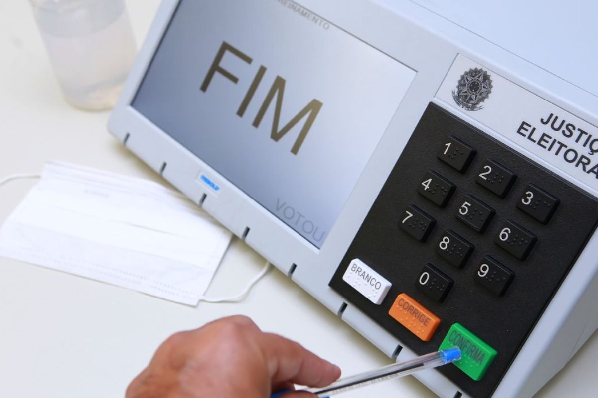 abuso de poder político e econômico. Não podem usar bens ou serviços públicos pa