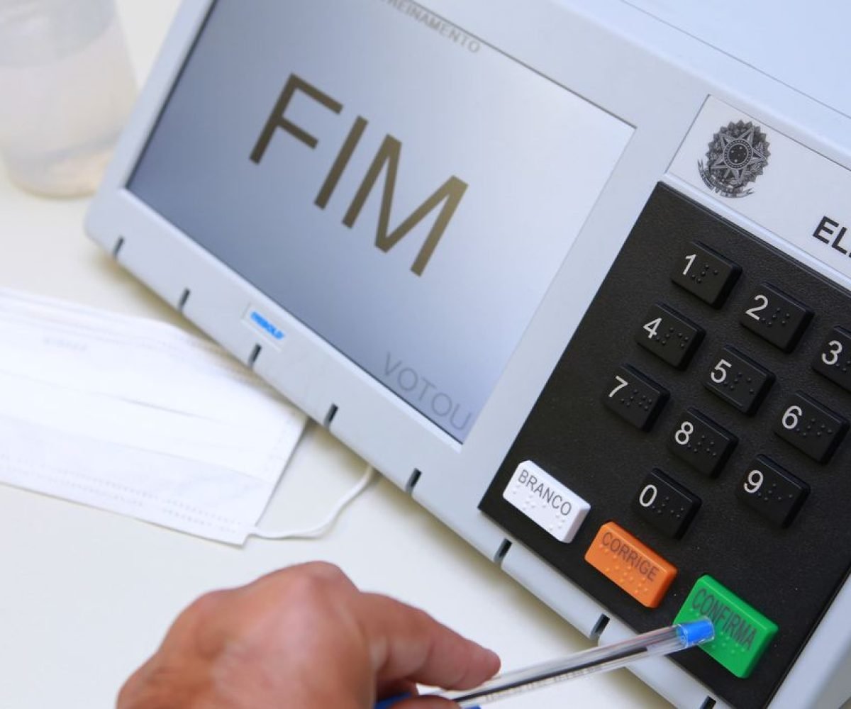 abuso de poder político e econômico. Não podem usar bens ou serviços públicos pa