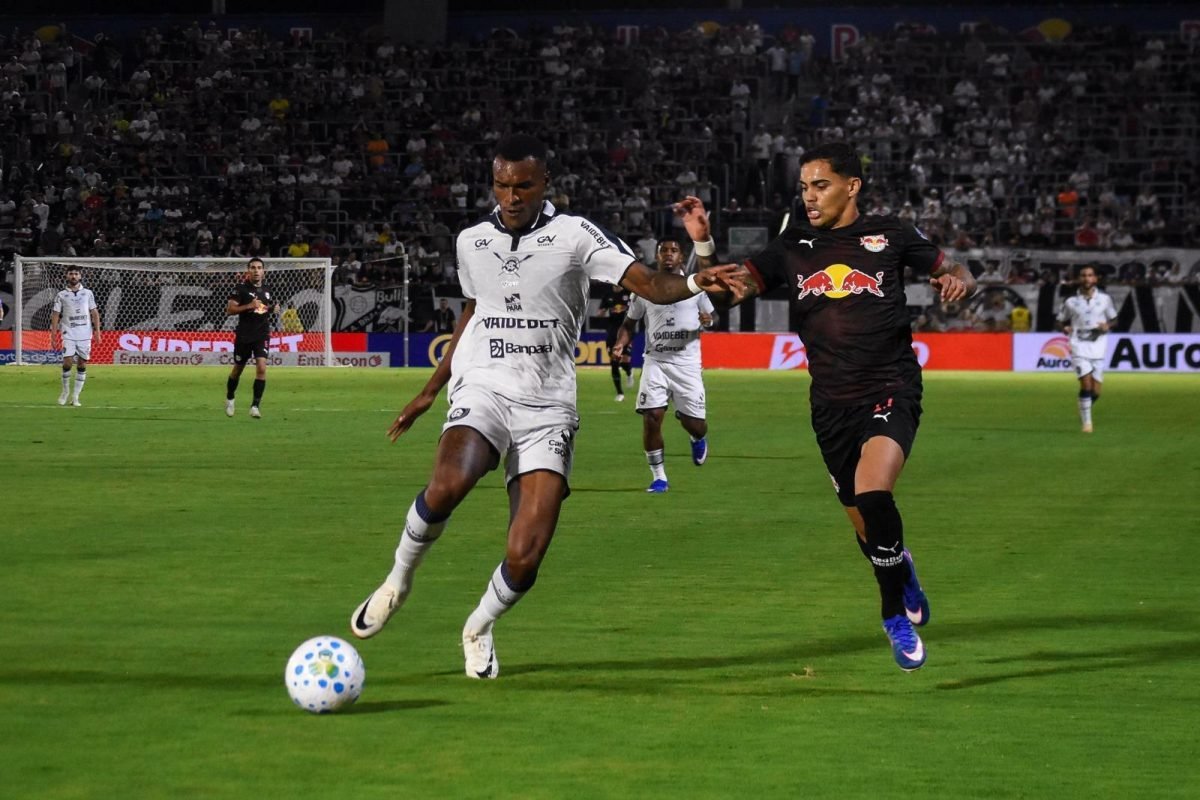 4 a 2 pelo Red Bull Bragantino na noite deste domingo (19), no Estádio Municipal