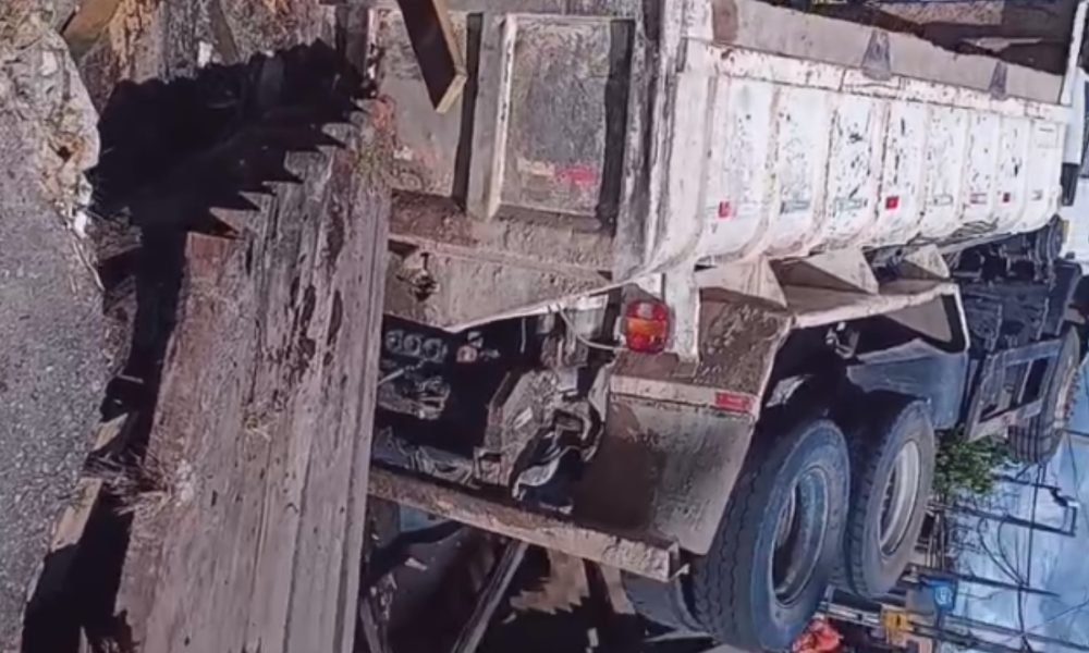 onde o veículo passava não suportou o peso e desabou, bloqueando o tráfego em pa