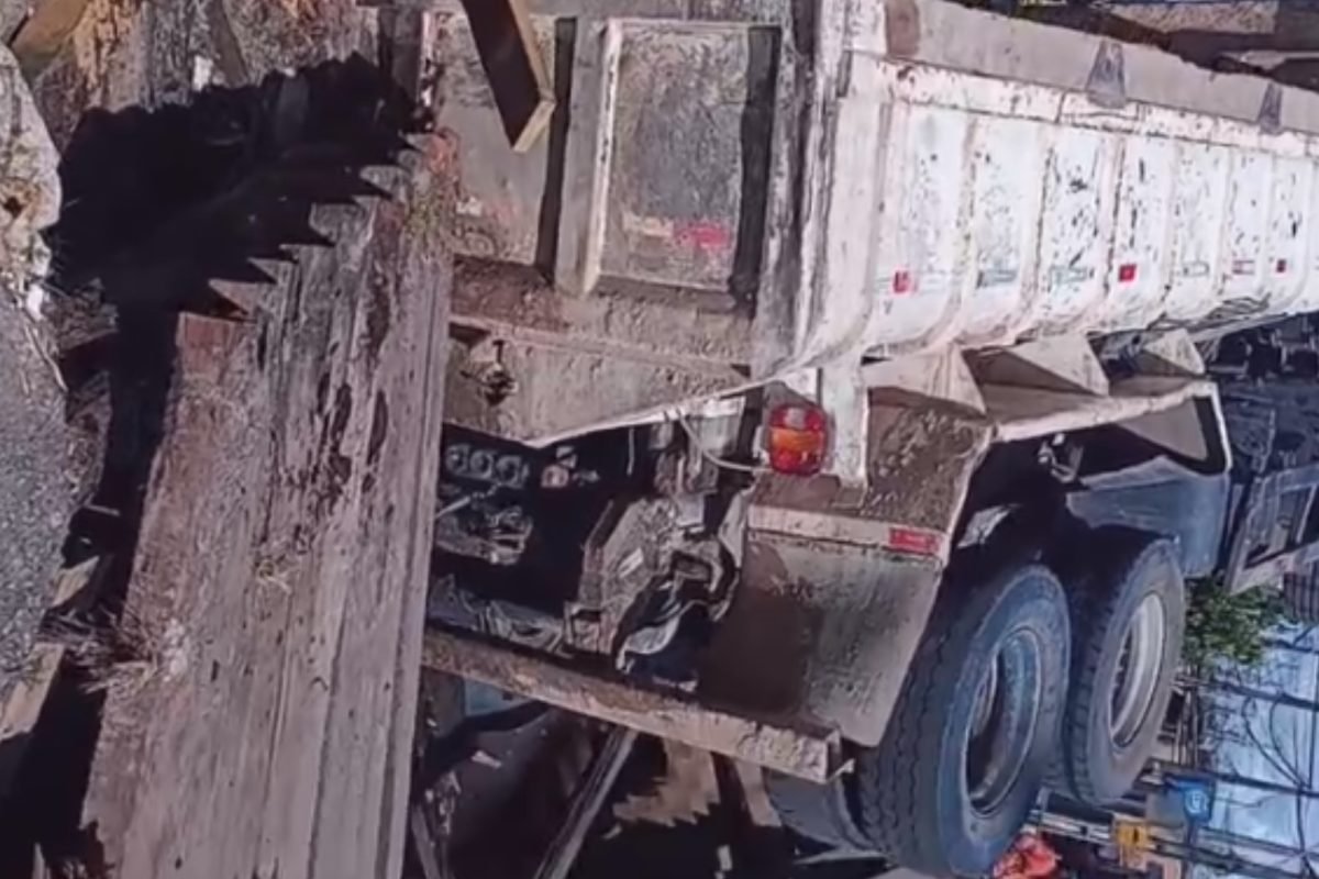 onde o veículo passava não suportou o peso e desabou, bloqueando o tráfego em pa