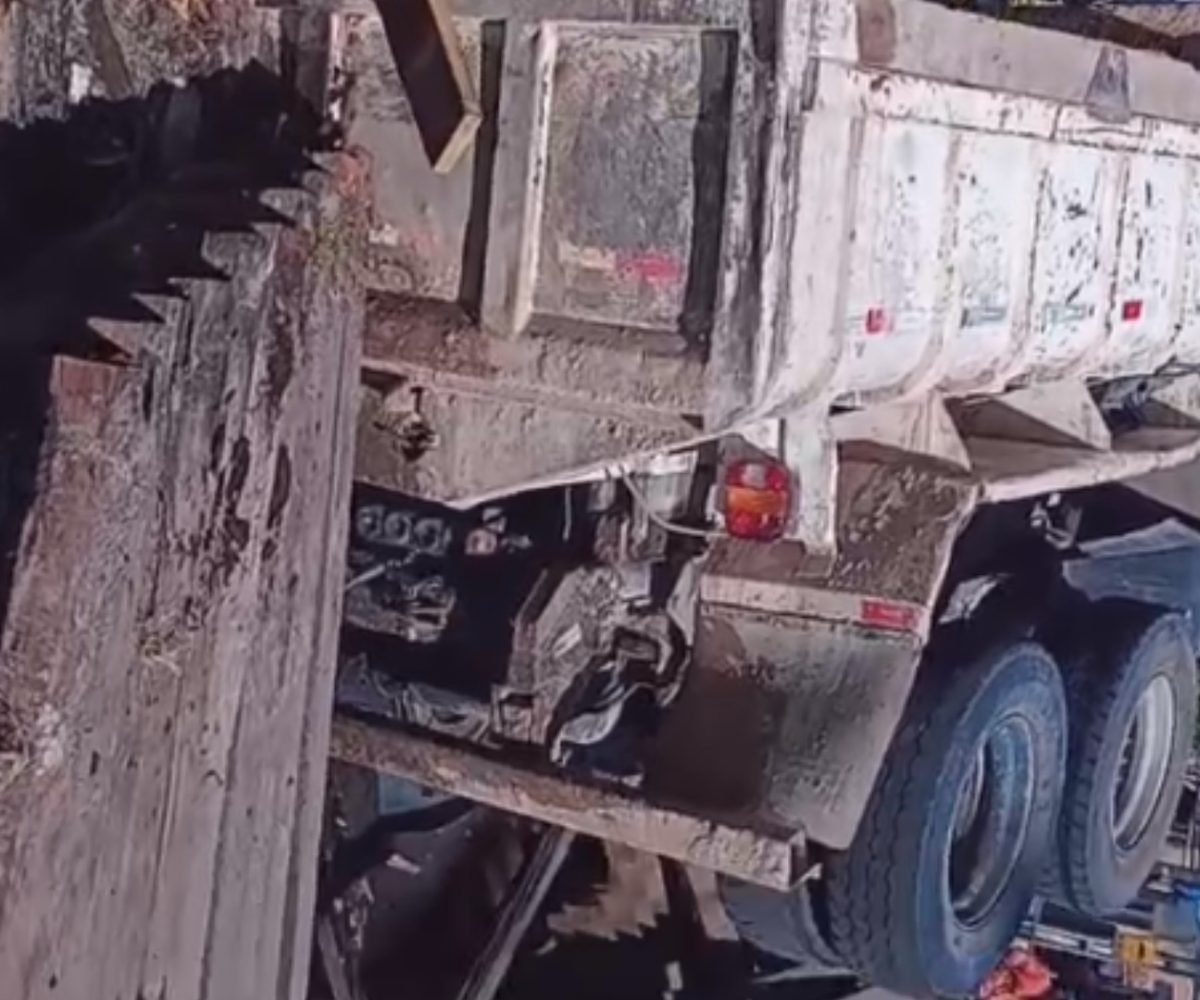 onde o veículo passava não suportou o peso e desabou, bloqueando o tráfego em pa