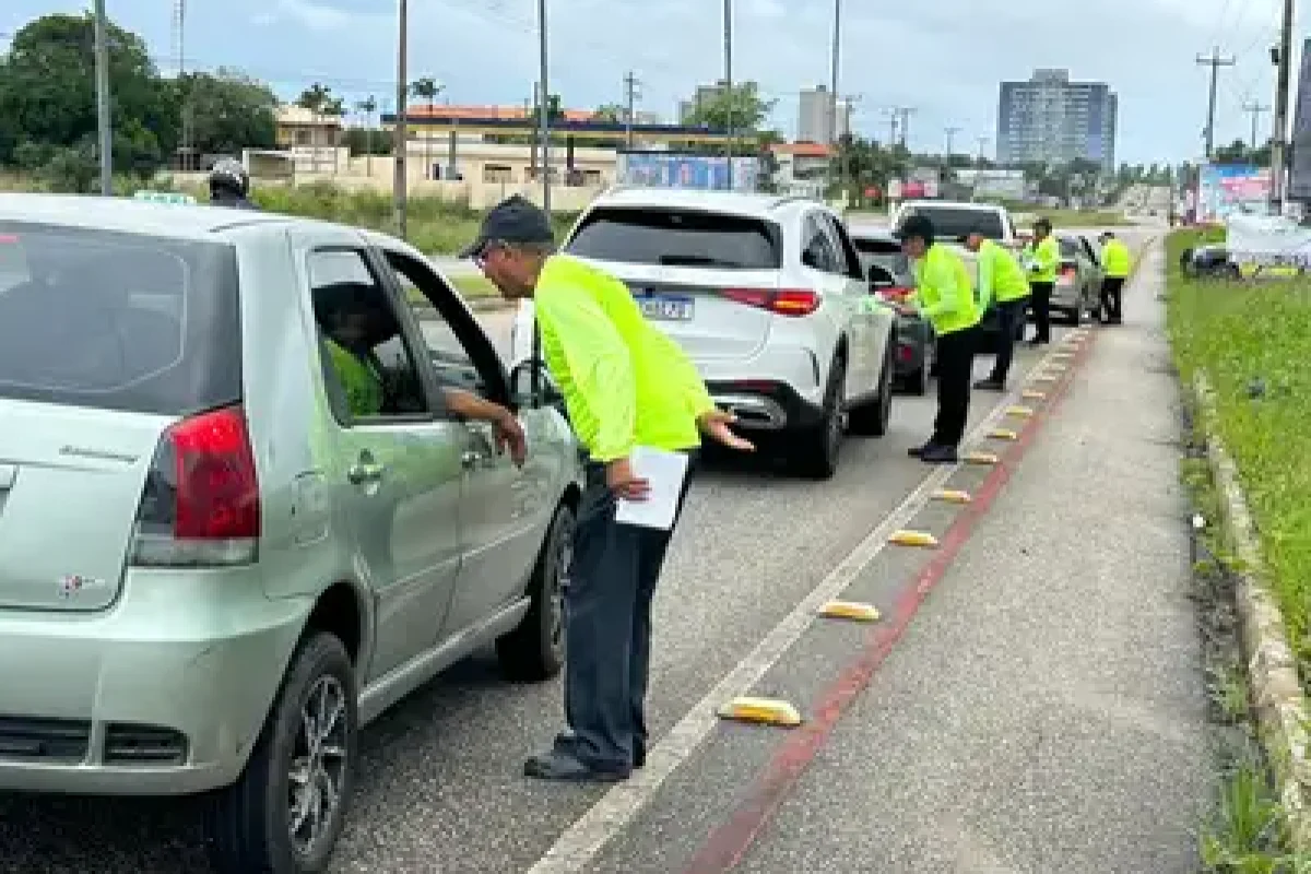 papos com estudantes e entrega materiais esducativos