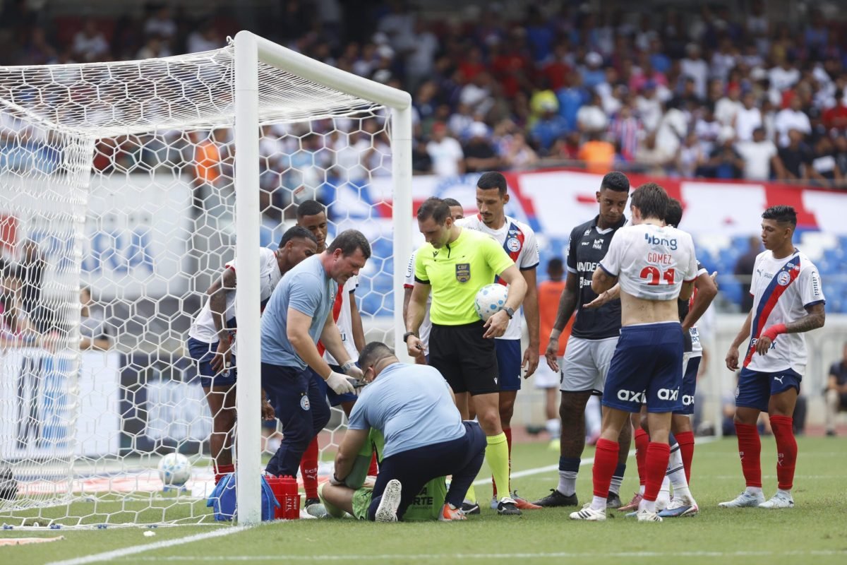 uma cirurgia, e a previsão de retorno é de quatro meses. Diferente do duelo no B