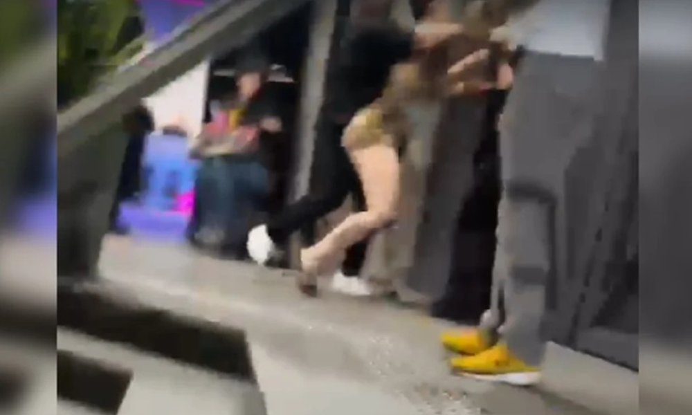 ta de uma casa de shows em São Paulo (SP), na noite de segunda-feira (20/4). A c