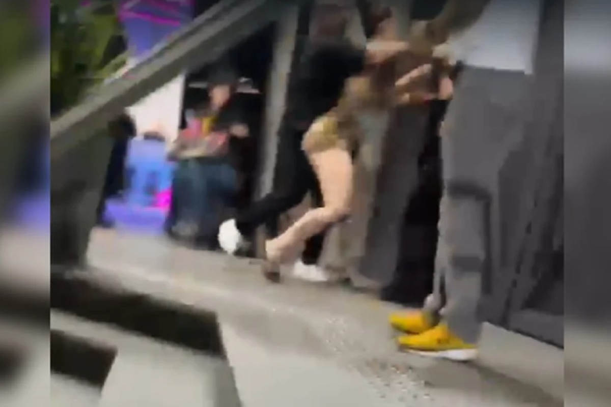 ta de uma casa de shows em São Paulo (SP), na noite de segunda-feira (20/4). A c