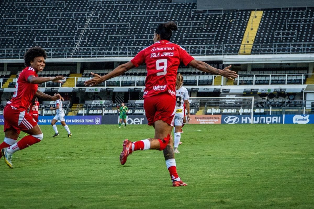 Internacional domina Santos fora de casa e vence por 3 a 0 no Brasileirão Feminino