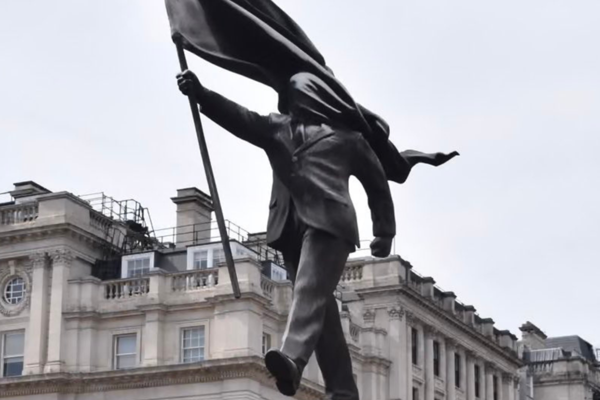 Na imagem, a obra de Banksy, um homem de terno descendo de um pedestal