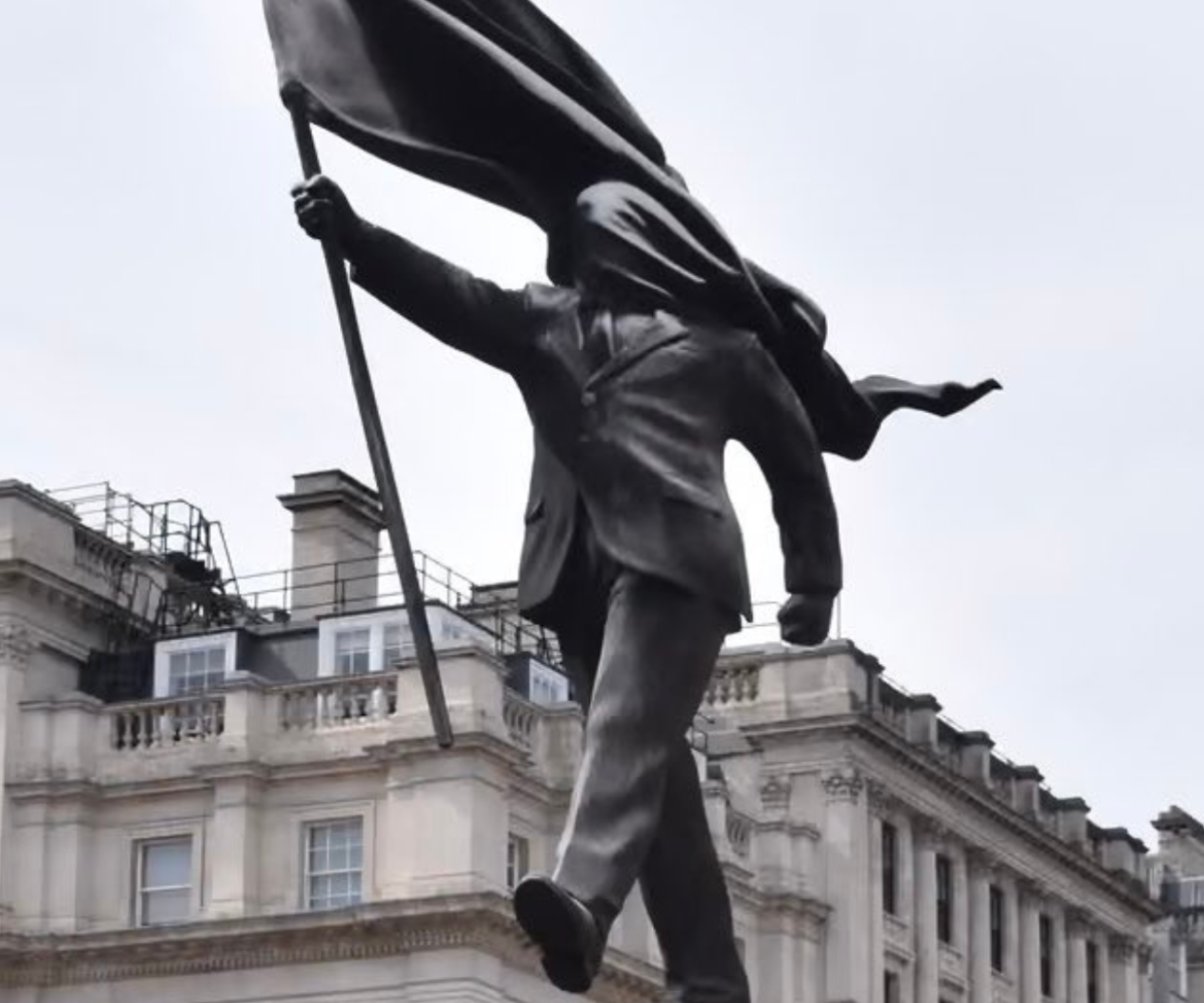 Na imagem, a obra de Banksy, um homem de terno descendo de um pedestal