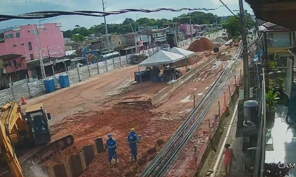 escavadeira. Reprodução / Redes sociais Uma escavadeira atingiu um tubulação na