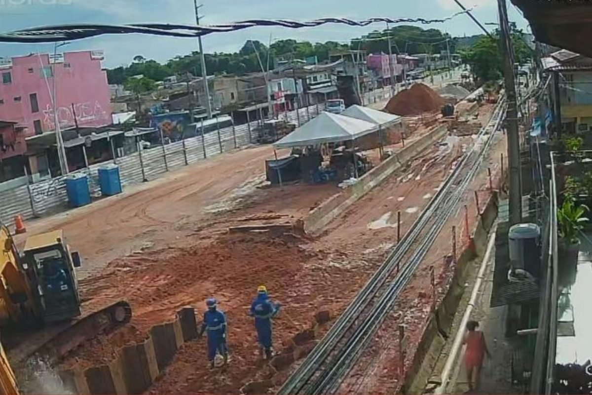 escavadeira. Reprodução / Redes sociais Uma escavadeira atingiu um tubulação na