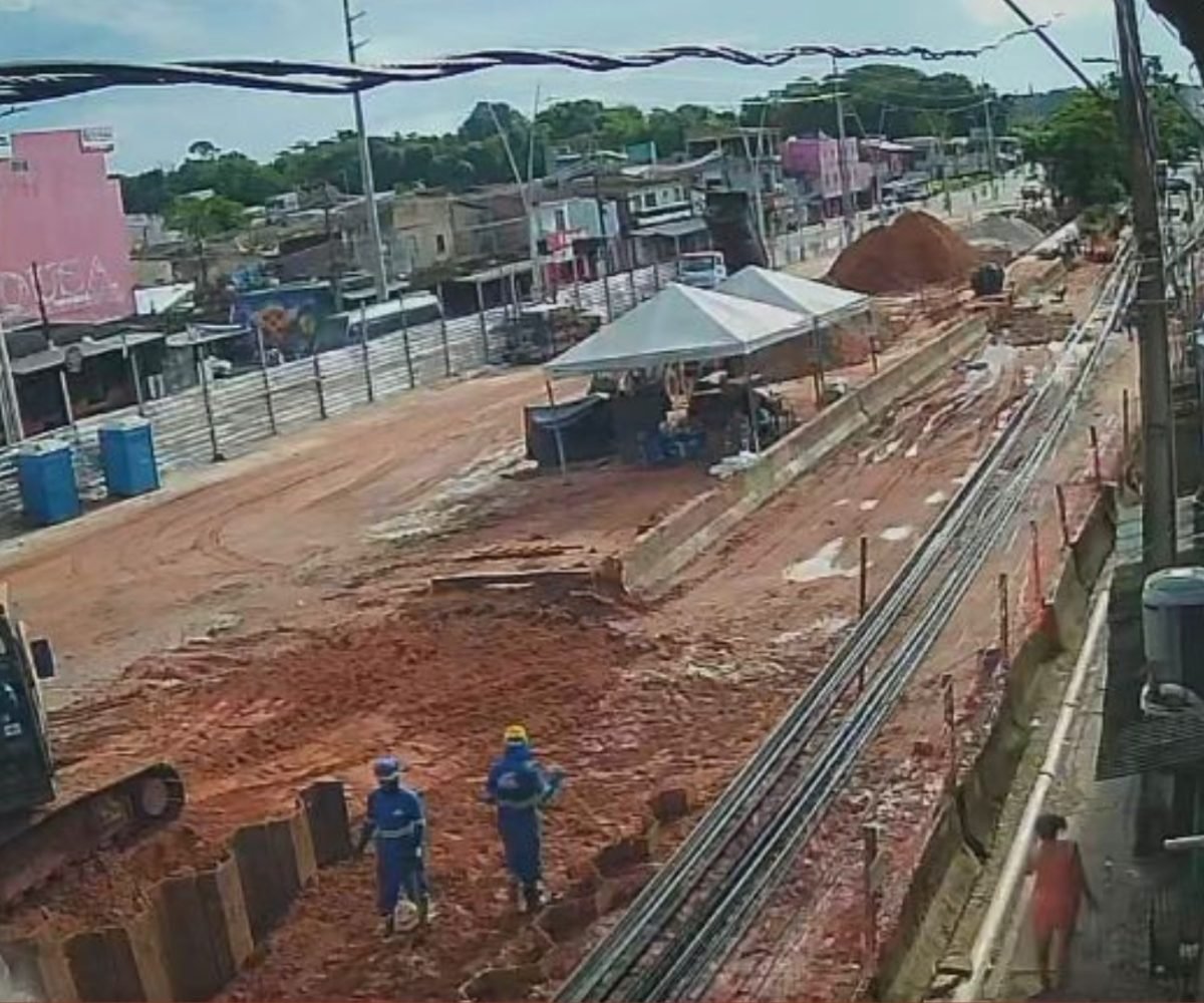 escavadeira. Reprodução / Redes sociais Uma escavadeira atingiu um tubulação na
