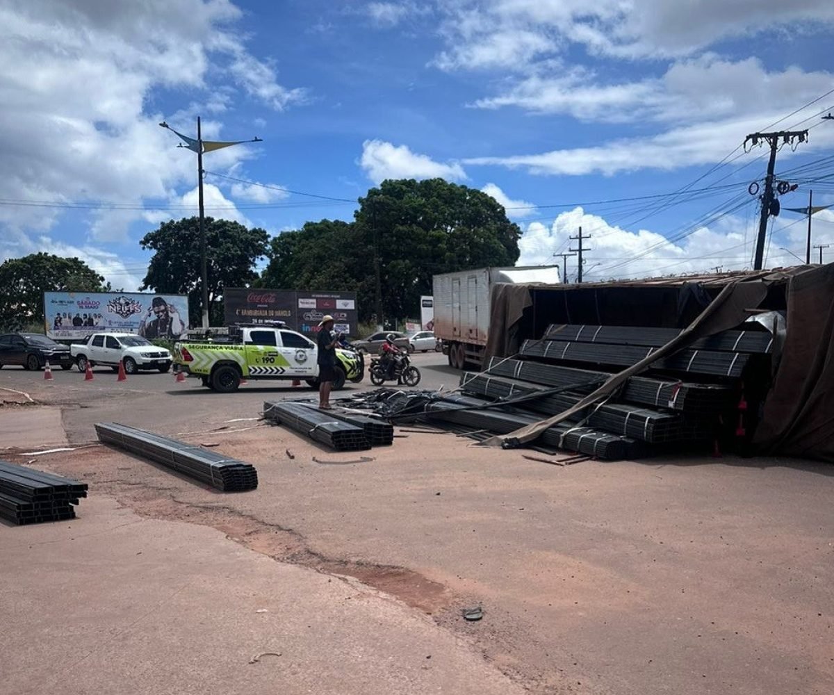 tava carga pesada, perdeu estabilidade ao fazer a curva, segundo informações do