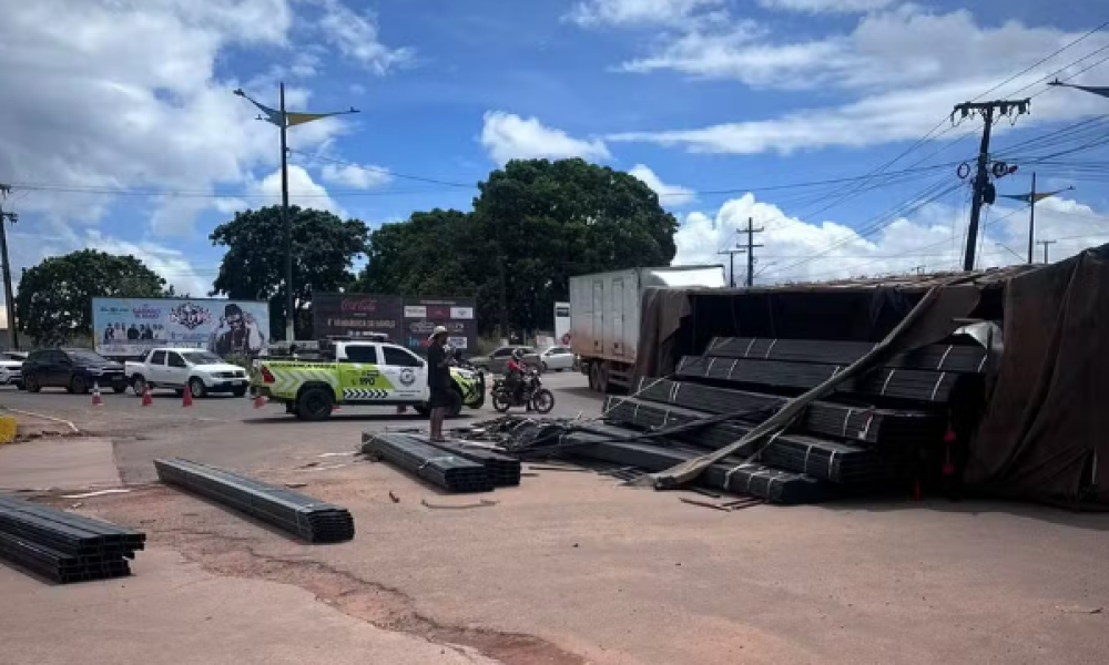 tando carga pesada tombou na rotatória da avenida Cuiabá com a avenida Moaçara