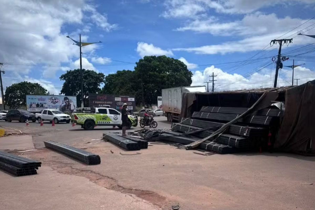 tando carga pesada tombou na rotatória da avenida Cuiabá com a avenida Moaçara