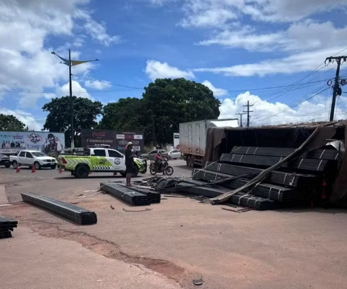 tando carga pesada tombou na rotatória da avenida Cuiabá com a avenida Moaçara