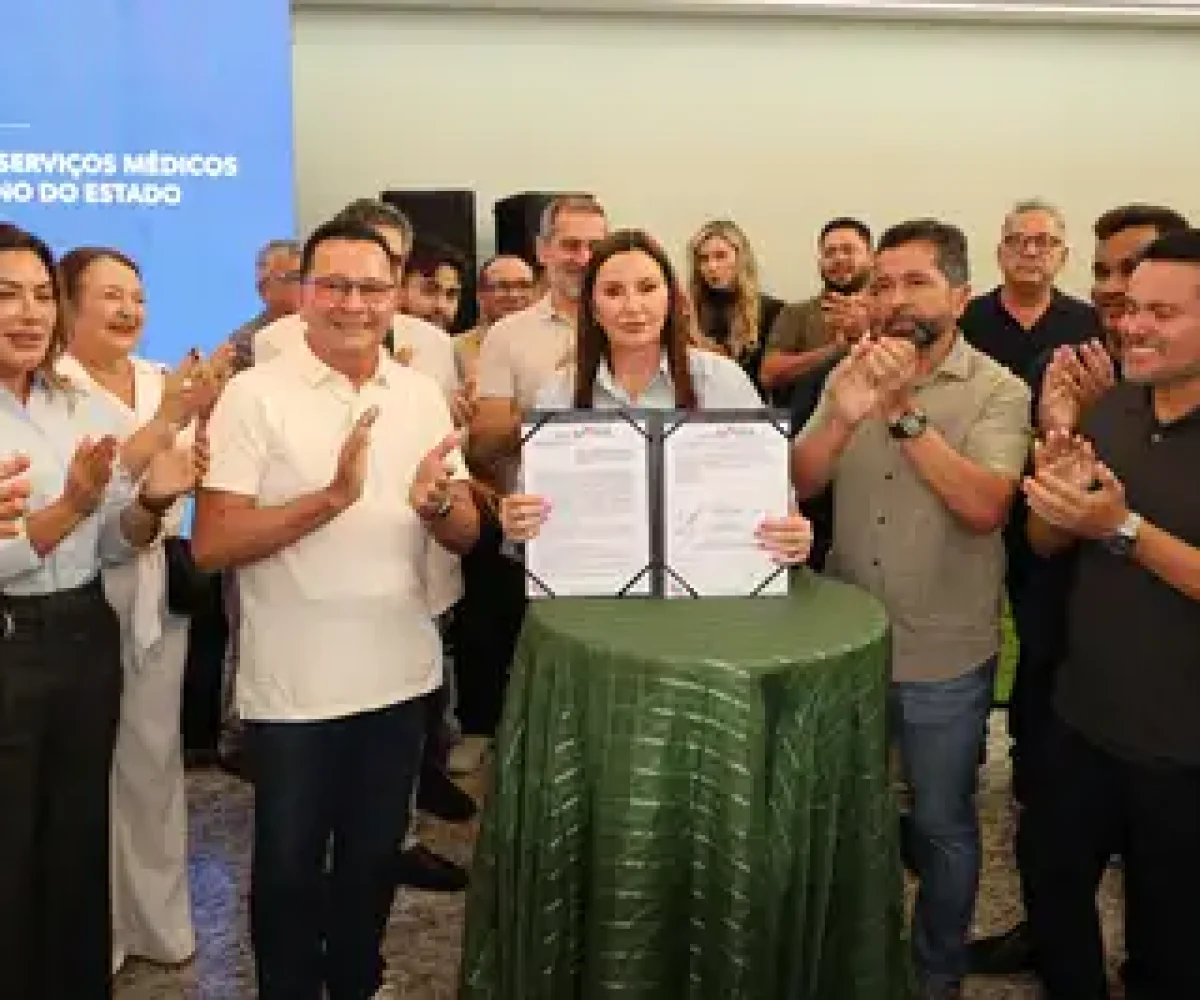 Governadora Hana Ghassan e o titular da Sespa, Ualame Machado (dir.), com gestores da Unimed Oeste