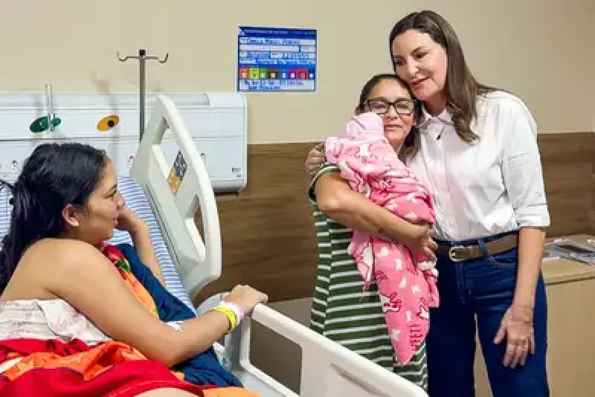 A governadora Hana Ghassan na visita à primeira bebê a nascer no novo Hospital Anita Gerosa, a pequena Ayla Vitória Pereira da Silva, e sua mãe, Camila Maciel, de 21 anos, prof