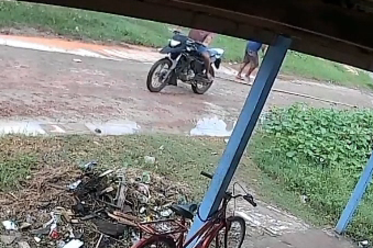 equipes policiais horas depois do acidente. Uma câmera de segurança registrou o
