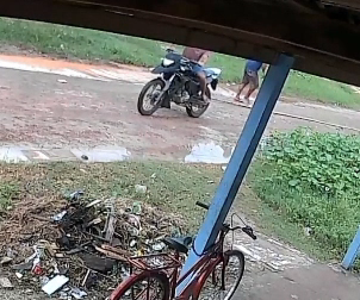 equipes policiais horas depois do acidente. Uma câmera de segurança registrou o