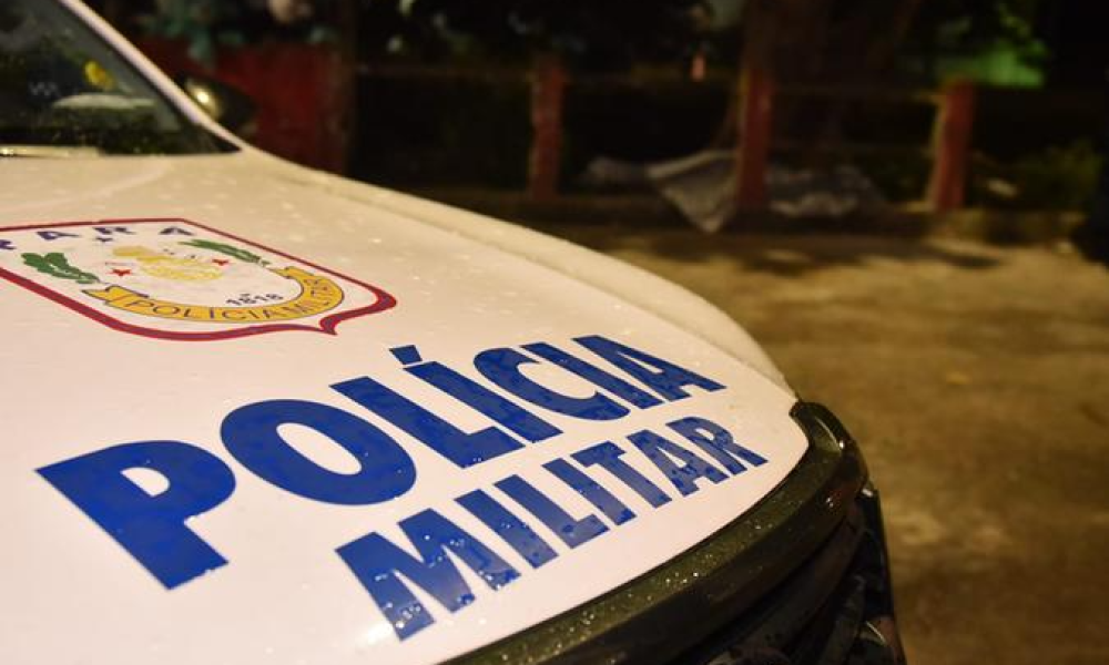 dois homens em uma motocicleta. Segundo informações da Polícia Militar, pai e fi