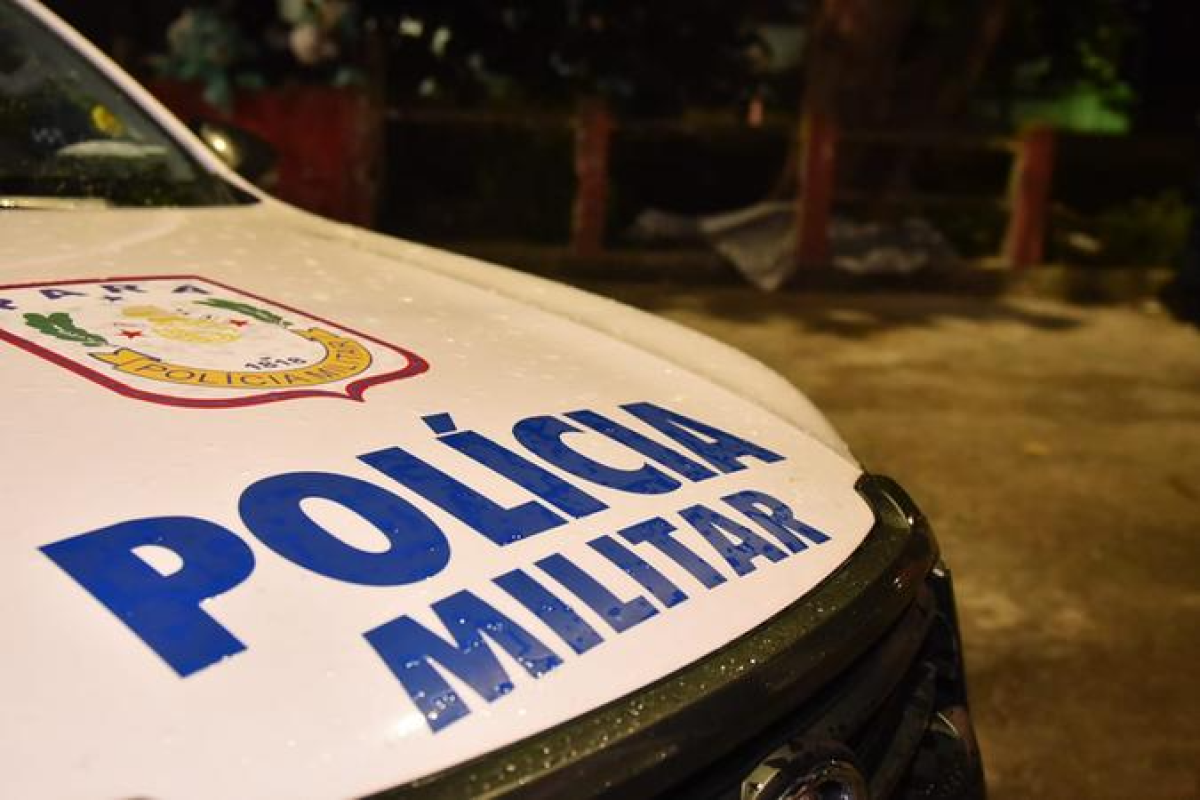 dois homens em uma motocicleta. Segundo informações da Polícia Militar, pai e fi