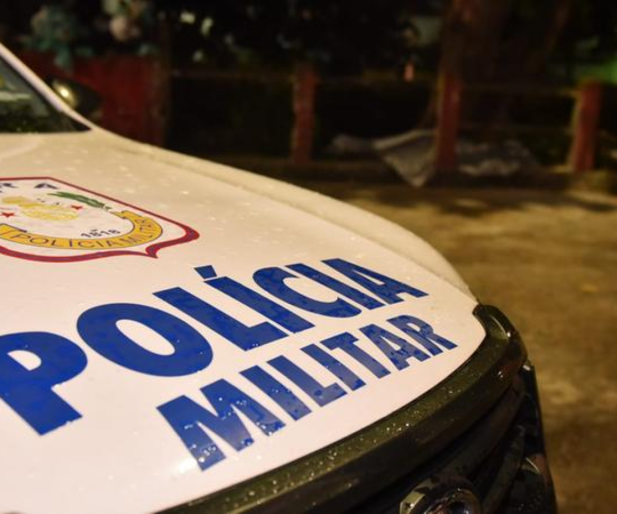 dois homens em uma motocicleta. Segundo informações da Polícia Militar, pai e fi