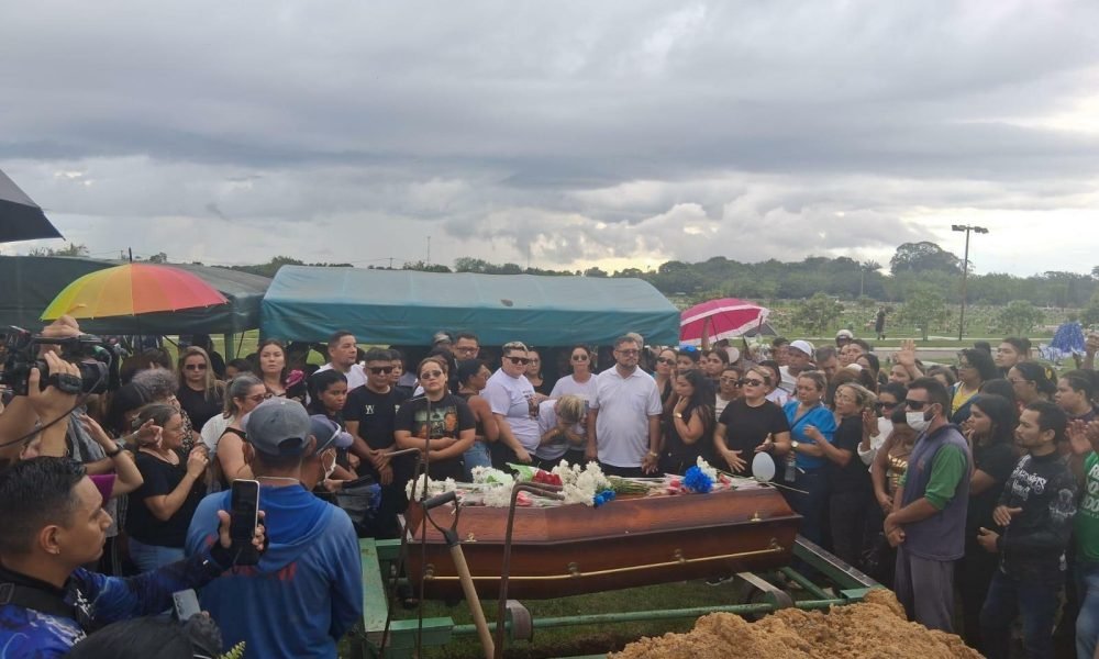 aplicativo e barbeiro Matheus Ferreira da Rocha, de 22 anos, foi enterrado por v
