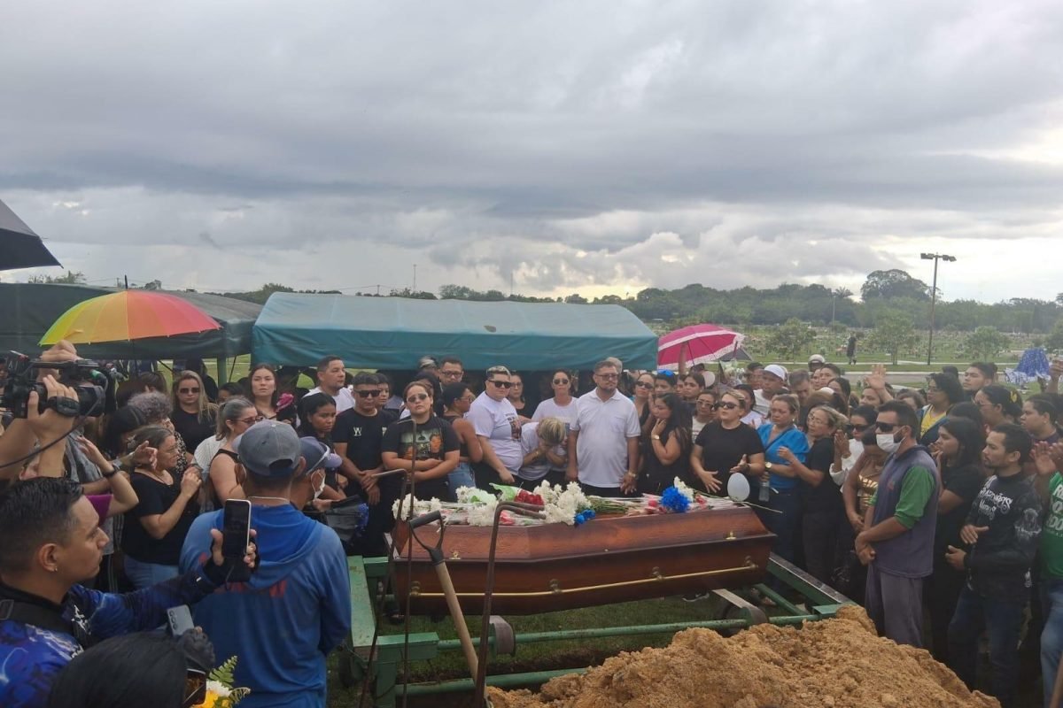 aplicativo e barbeiro Matheus Ferreira da Rocha, de 22 anos, foi enterrado por v