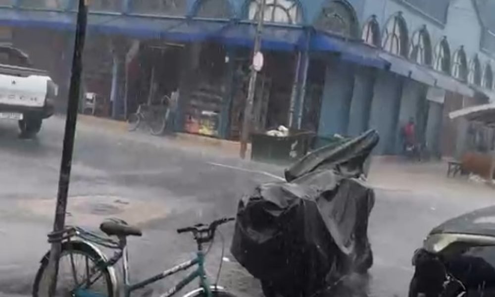 alagamentos em épocas de chuva e maré alta. Chuva causa alagamentos no centro co