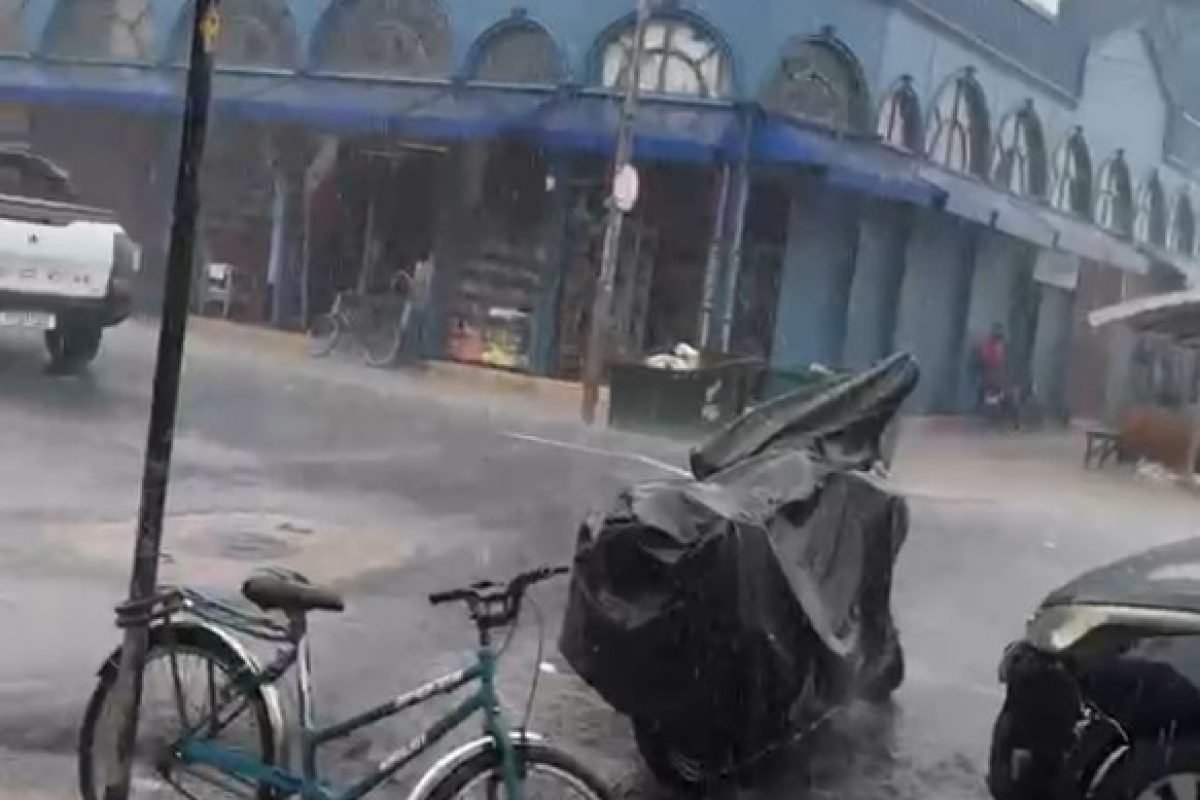 alagamentos em épocas de chuva e maré alta. Chuva causa alagamentos no centro co