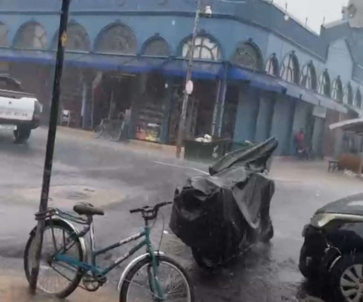 alagamentos em épocas de chuva e maré alta. Chuva causa alagamentos no centro co