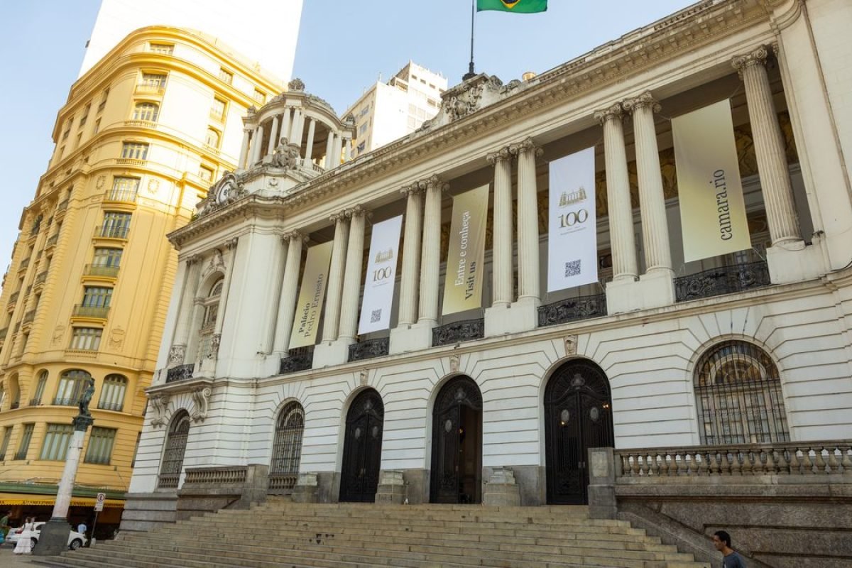 pessoas que não pertencem aos quadros efetivos do município. A proposta foi apro
