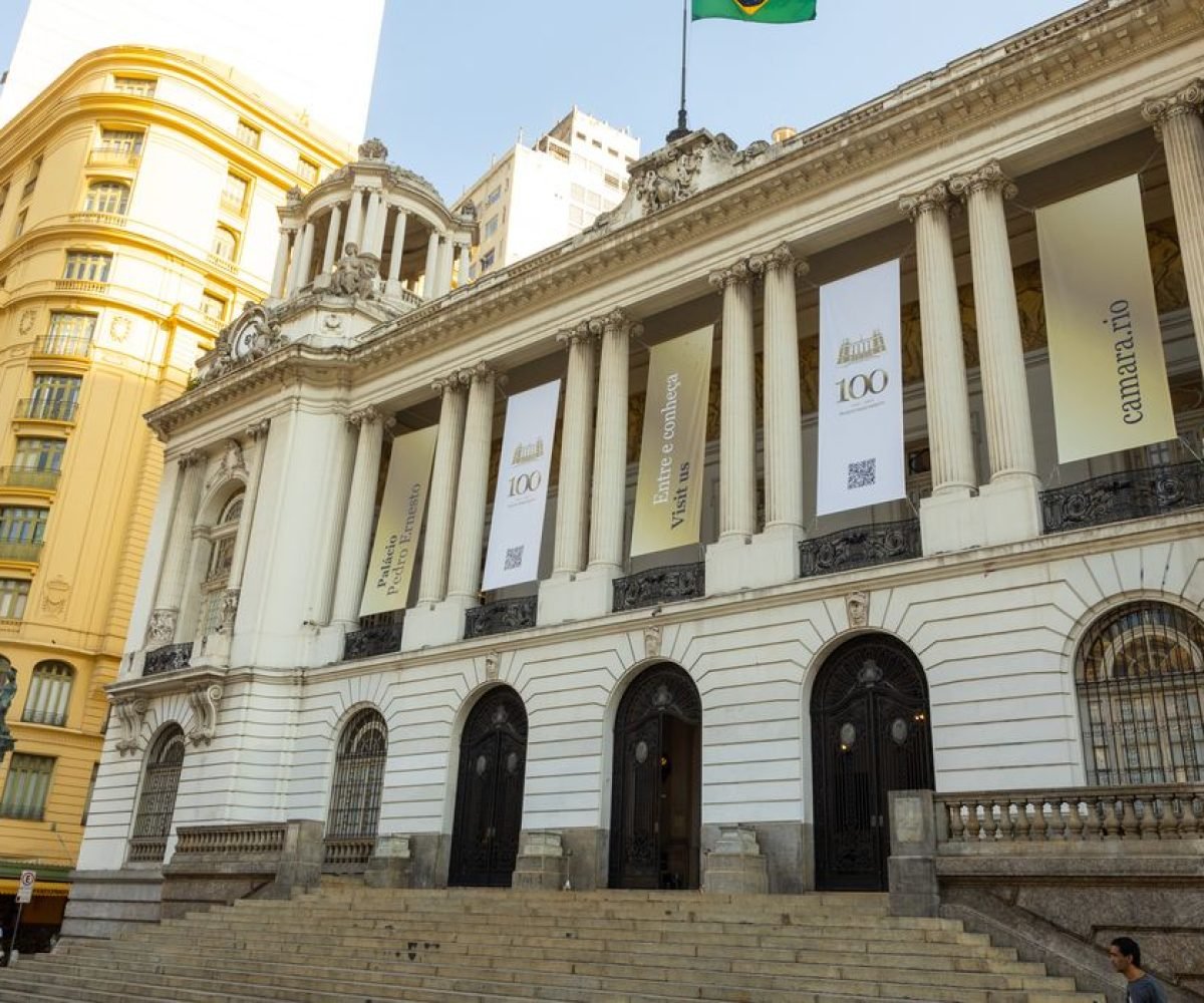 pessoas que não pertencem aos quadros efetivos do município. A proposta foi apro