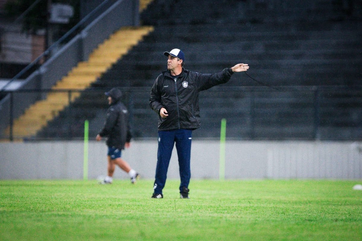tantes no elenco azulino: o atacante Taliari e o meia Vitor Bueno , ambos lesion