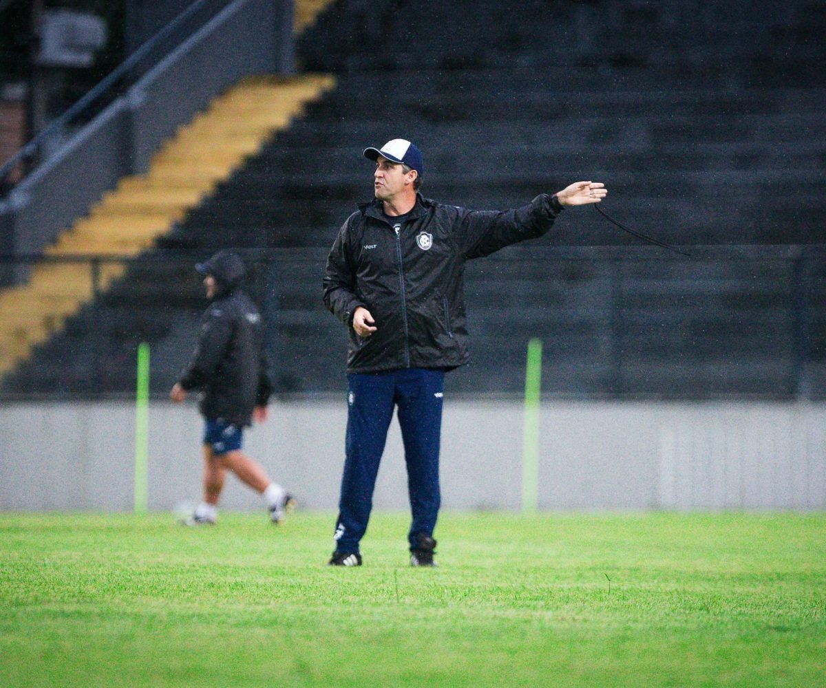 tantes no elenco azulino: o atacante Taliari e o meia Vitor Bueno , ambos lesion