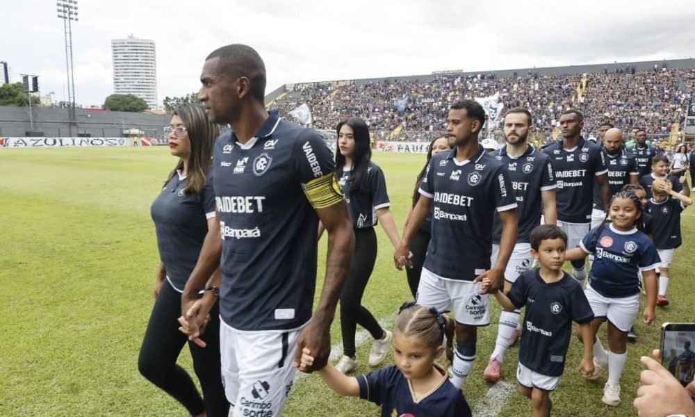 tantes, mas segue na zona de rebaixamento. A diretoria e a comissão técnica do c
