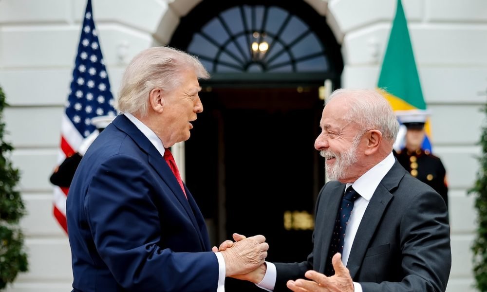 Janja diz que a “emociona muito acompanhar” o “trabalho incansável” de Lula “pelo avanço” do Brasil e na “defesa da soberania”; na foto, o presidente do Brasil com Trump na Casa Br