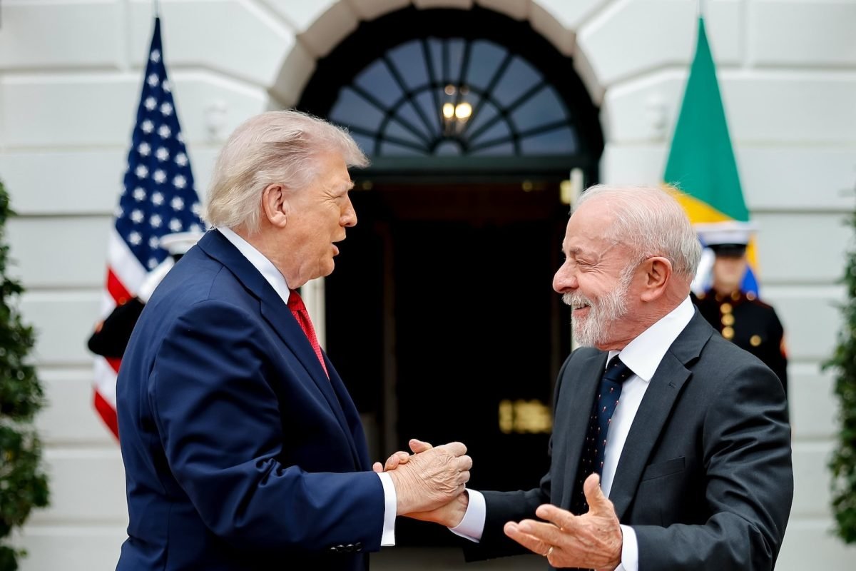 Janja diz que a “emociona muito acompanhar” o “trabalho incansável” de Lula “pelo avanço” do Brasil e na “defesa da soberania”; na foto, o presidente do Brasil com Trump na Casa Br
