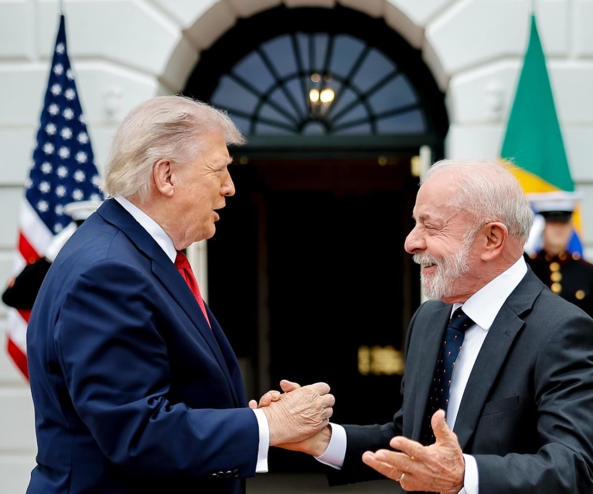 Janja diz que a “emociona muito acompanhar” o “trabalho incansável” de Lula “pelo avanço” do Brasil e na “defesa da soberania”; na foto, o presidente do Brasil com Trump na Casa Br