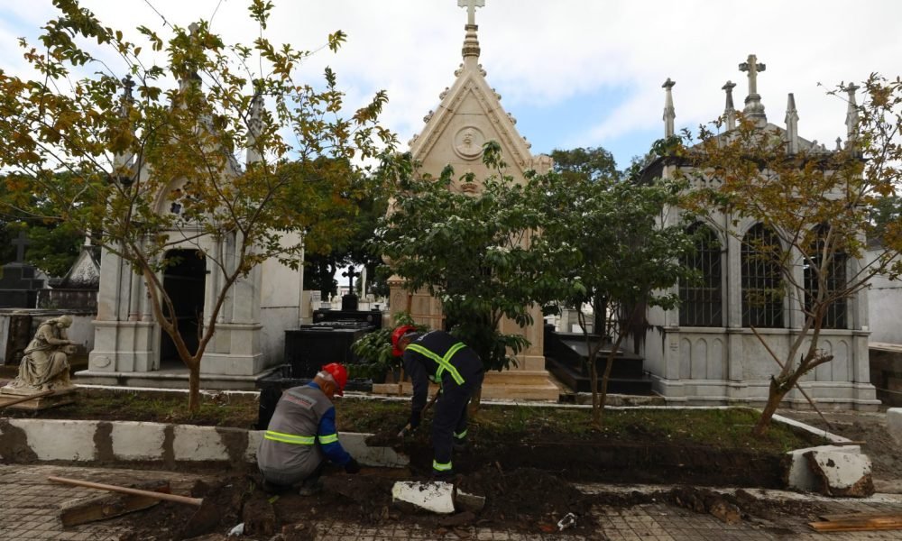 Cemitérios de Belém recebem força-tarefa de limpeza para o Dia das Mães