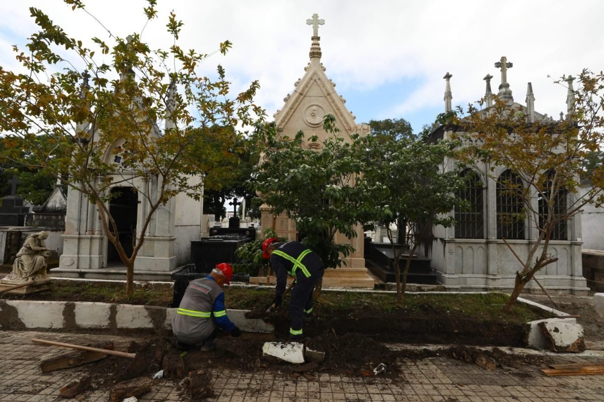Cemitérios de Belém recebem força-tarefa de limpeza para o Dia das Mães